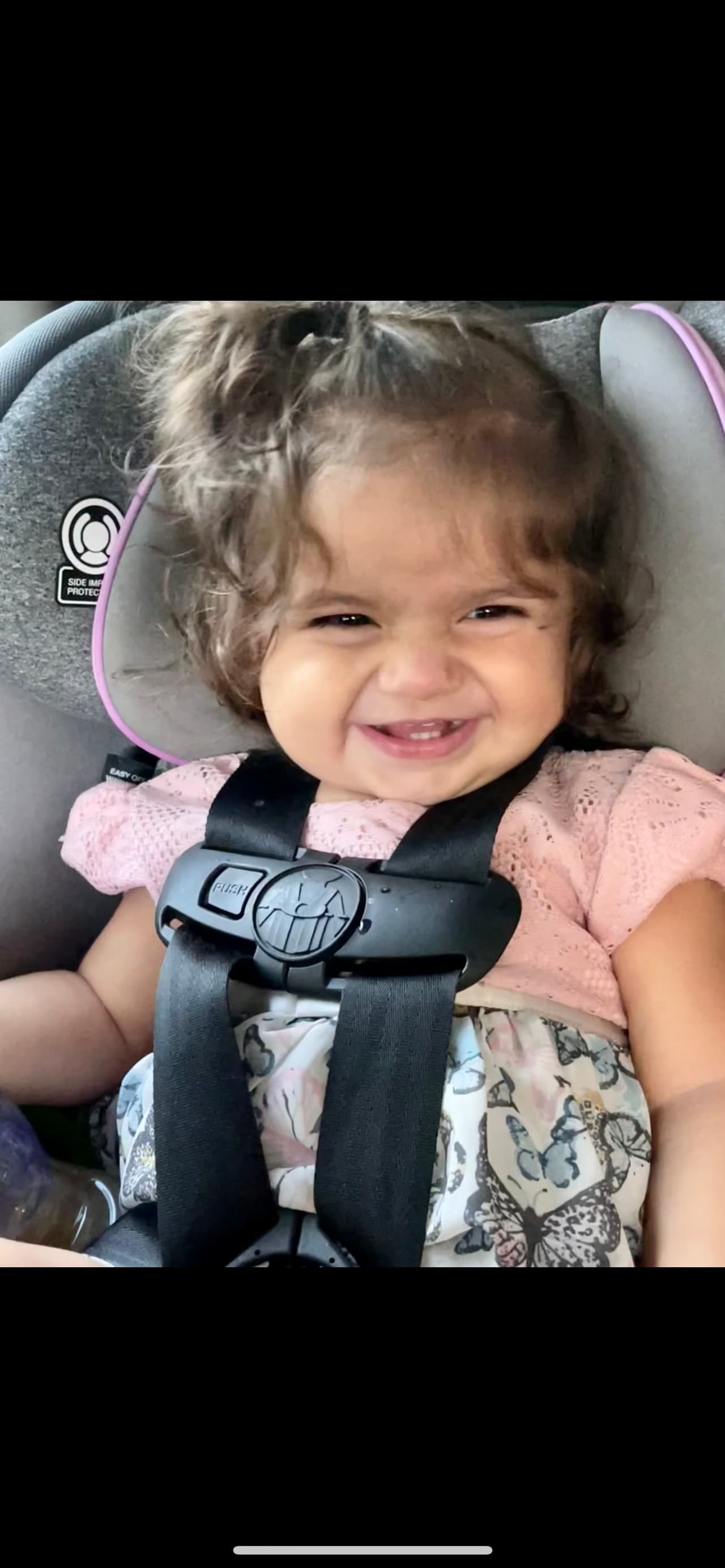 Previamente, la Oficina del Sheriff había dicho que "los detectives están investigando la posibilidad de que los menores estén con sus padres biológicos, o si tienen alguna información".