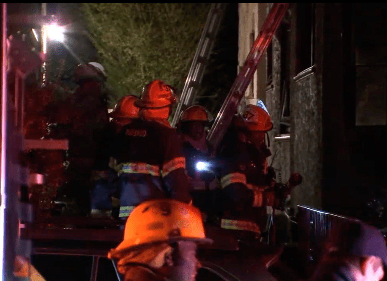 Los bomberos tuvieron que sacar al niño de la casa. El infante fue llevado al Centro Médico Einstein donde fue declarado muerto poco tiempo después.