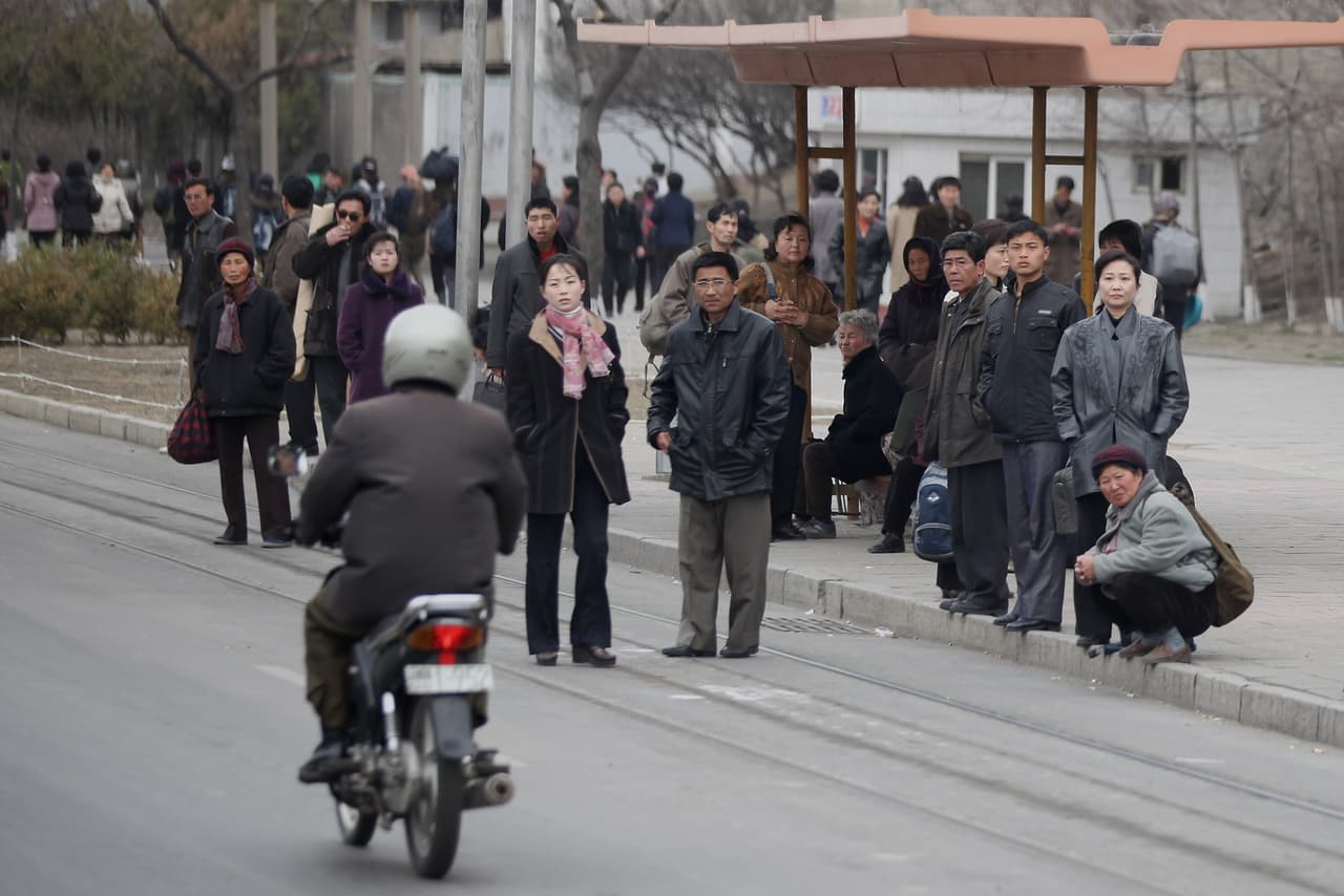 En las más recientes noticias se celebra con bombos y platillos no que hayan aparecido por fin los semáforos, sino que ahora las jovencitas, que suelen ser escogidas por su bella apariencia,
<b><a href="https://thelede.blogs.nytimes.com/2009/08/18/the-umbrellas-of-pyongyang/">contarán con una sombrilla que las proteja del sol.</a></b>
<br>