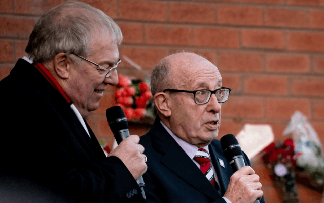 Jugadores, exjugadores, directivos, aficionados, entrenadores y familiares de las víctimas acudieron al Memorial para mostrar sus respetos por los ocho fallecidos en 1958.
