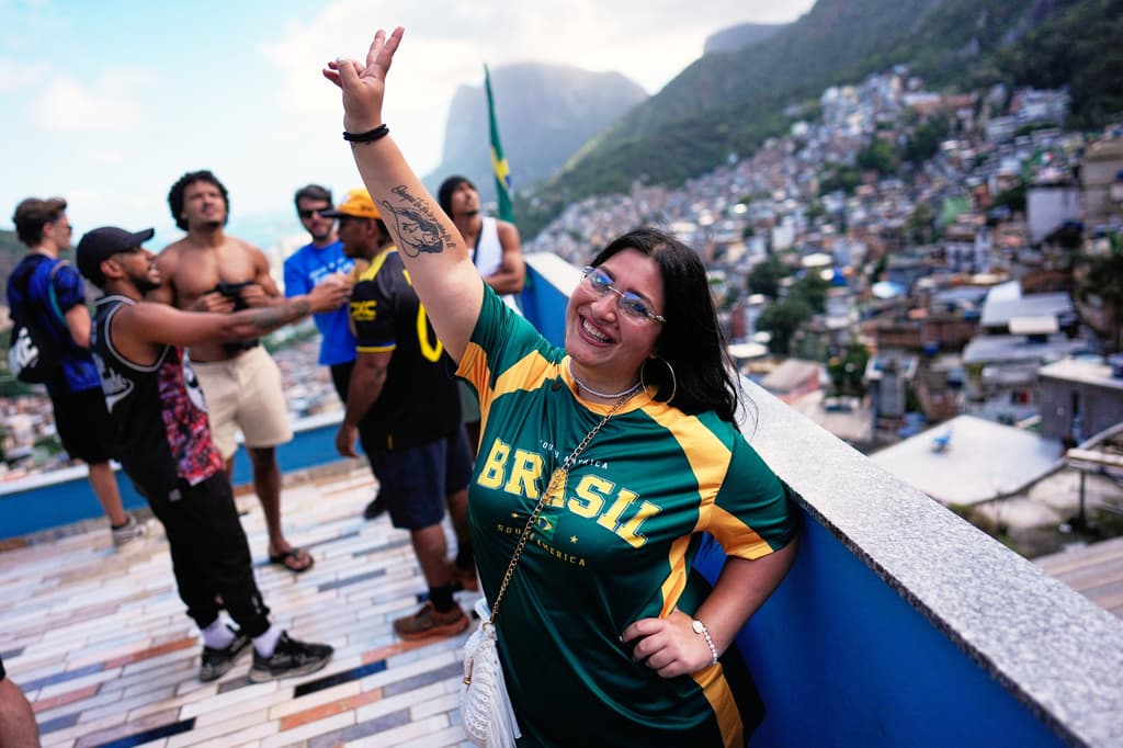 Una turista italiana, vestida con la camiseta de Brasil, posa en una terraza de la favela Rocinha, en Río de Janeiro, el 2 de septiembre de 2026.
