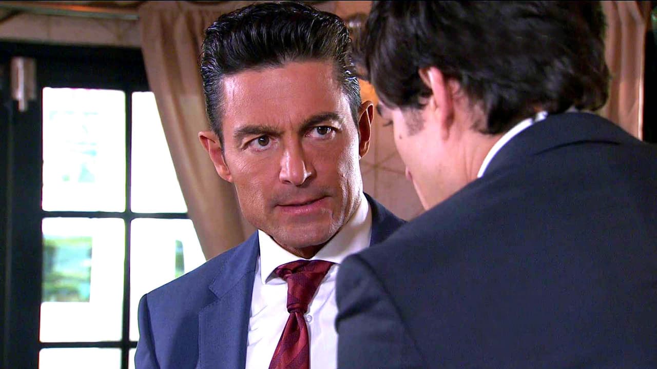 En Pasión y Poder, Arturo denunció a Eladio y la policía clausuró su hotel pues aseguran que sus permisos son falsos. ¿Qué hará Eladio para salir de este escándalo?