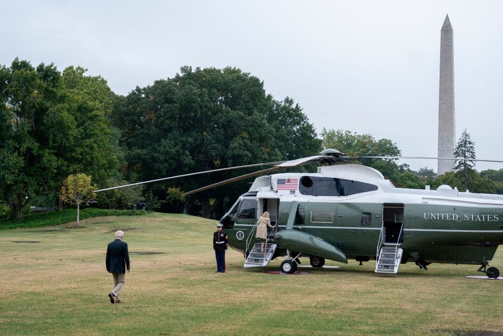 Contrario a María, Fiona impactó Puerto Rico como huracán categoría 1. Dos semanas después, el consorcio privado
<b><a href="https://www.univision.com/local/puerto-rico-wlii/elizabeth-torres-quiere-ver-a-pedro-pierluisi-preso-y-a-los-politicos-responsables-de-la-crisis-energetica-video" target="_blank">LUMA Energy no ha podido energizar al 100%</a></b>
<a href="https://www.univision.com/local/puerto-rico-wlii/elizabeth-torres-quiere-ver-a-pedro-pierluisi-preso-y-a-los-politicos-responsables-de-la-crisis-energetica-video" target="_blank"> </a> de sus abonados, aunque
<b>los puertorriqueños pagan el doble del promedio</b> de los estadounidenses por ese servicio.
<br>Ante ese panorama, el presidente Biden salió temprano este lunes, desde la Casa Blanca hacia la base aérea Andrews, en Maryland, donde subiría al avión que lo trajo a la Isla.