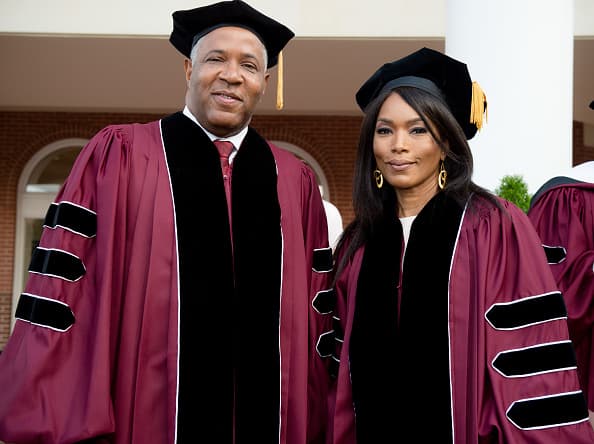 Como estudiante de secundaria, Smith convenció a Bell Labs para que le diera una pasantía a pesar de que estaban reservados para estudiantes universitarios. Luego estudió en las universidades de Cornell y Columbia, y trabajó en Goldman Sachs antes de comenzar su propia firma de inversión.