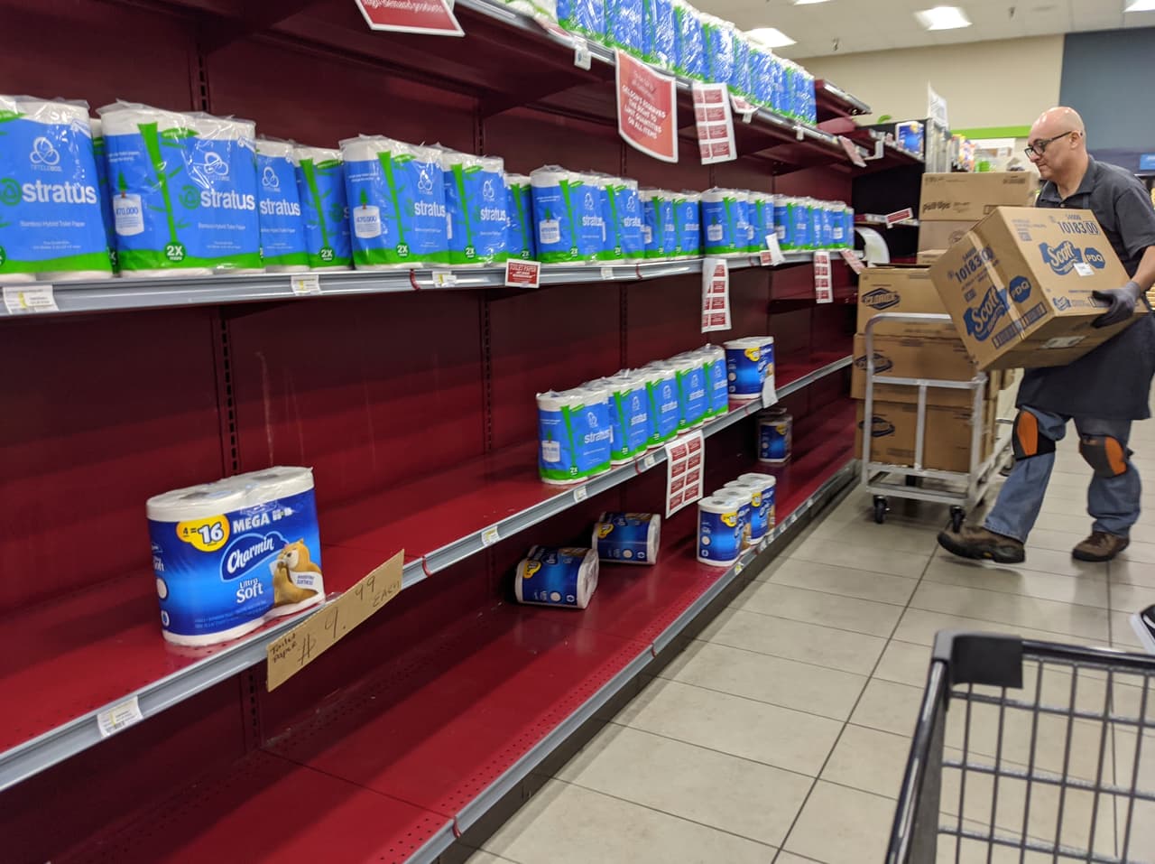 Supermercado en Los Ángeles, California. La falta de papel higiénico por compras nerviosas ha impactado la disponibilidad de este producto.