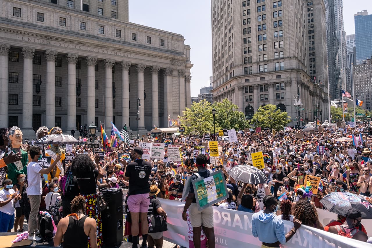Mientras tanto,
<b>la Marcha de Liberación Queer por las Vidas Negras y contra la <a href="https://www.univision.com/temas/abuso-policiaco">brutalidad policial</a> marchó desde el Bajo Manhattan hacia Washington Square Park.</b> Los organizadores son activistas que realizaron una marcha de protesta el año pasado como alternativa al desfile principal del Orgullo, diciendo que se había vuelto demasiado corporativo.
<br>
<br>
<br>