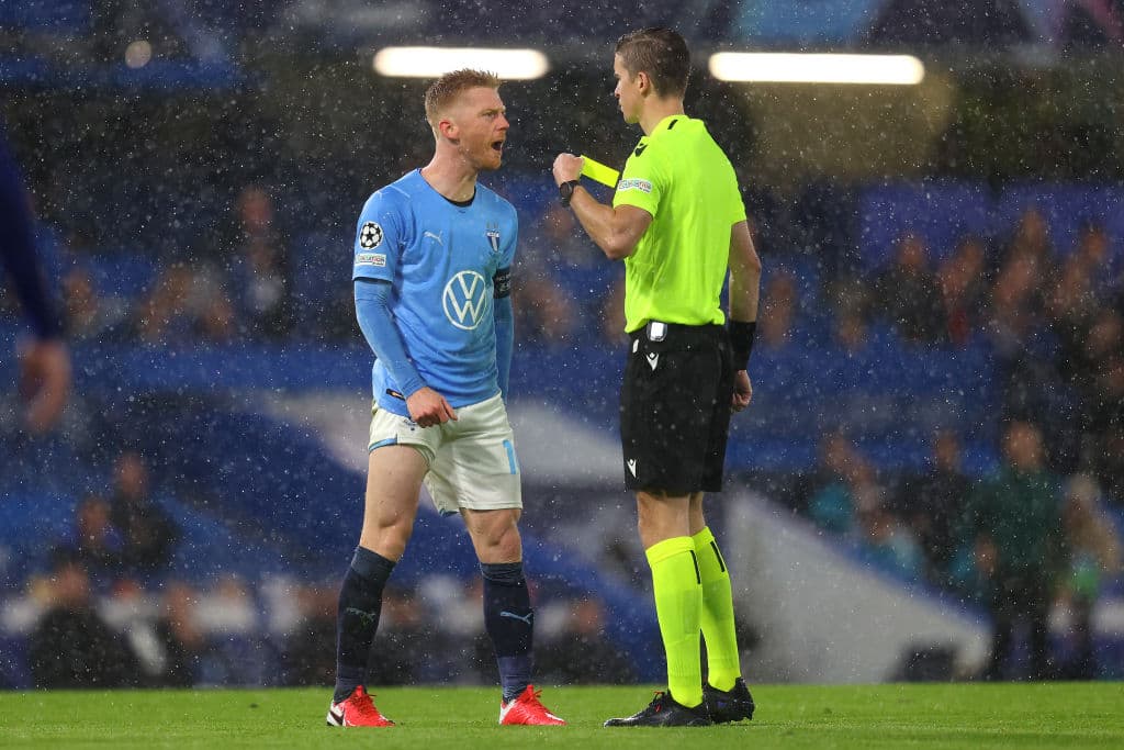 Chelsea, sin piedad, golea al Malmö 4-0 en Stamford Bridge, durante la Jornada 3 en la UEFA Champions League. Andreas Christensen abrió el marcador al minuto 4', seguido de un doblete por parte de Jorge Luis Frello, ambos como cobro de penaltis y el último de Kai Havertz al 48', quedando segundos del Grupo H.