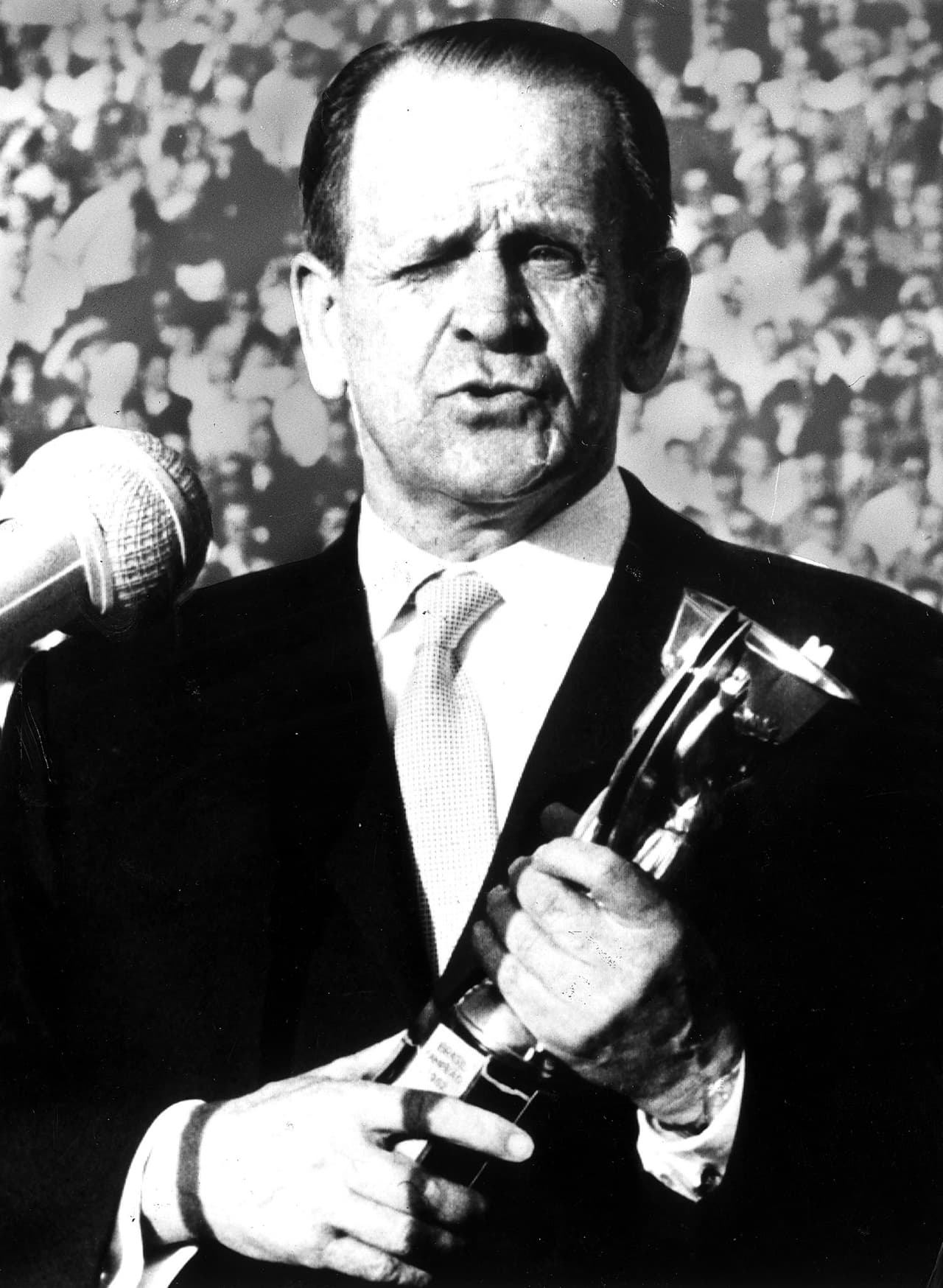 El seleccionador de fútbol de Alemania Occidental, Sepp Herberger, sostiene una réplica de la Copa Jules-Rimet mientras se dirige a los aficionados en el estadio antes del partido internacional de fútbol entre Alemania y Escocia, que terminó en empate 2-2 en Hannover, Alemania Occidental, el 12 de mayo de 1964.