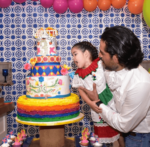 En brazos de su papá, la pequeña se acercó para darle una gran mordida.