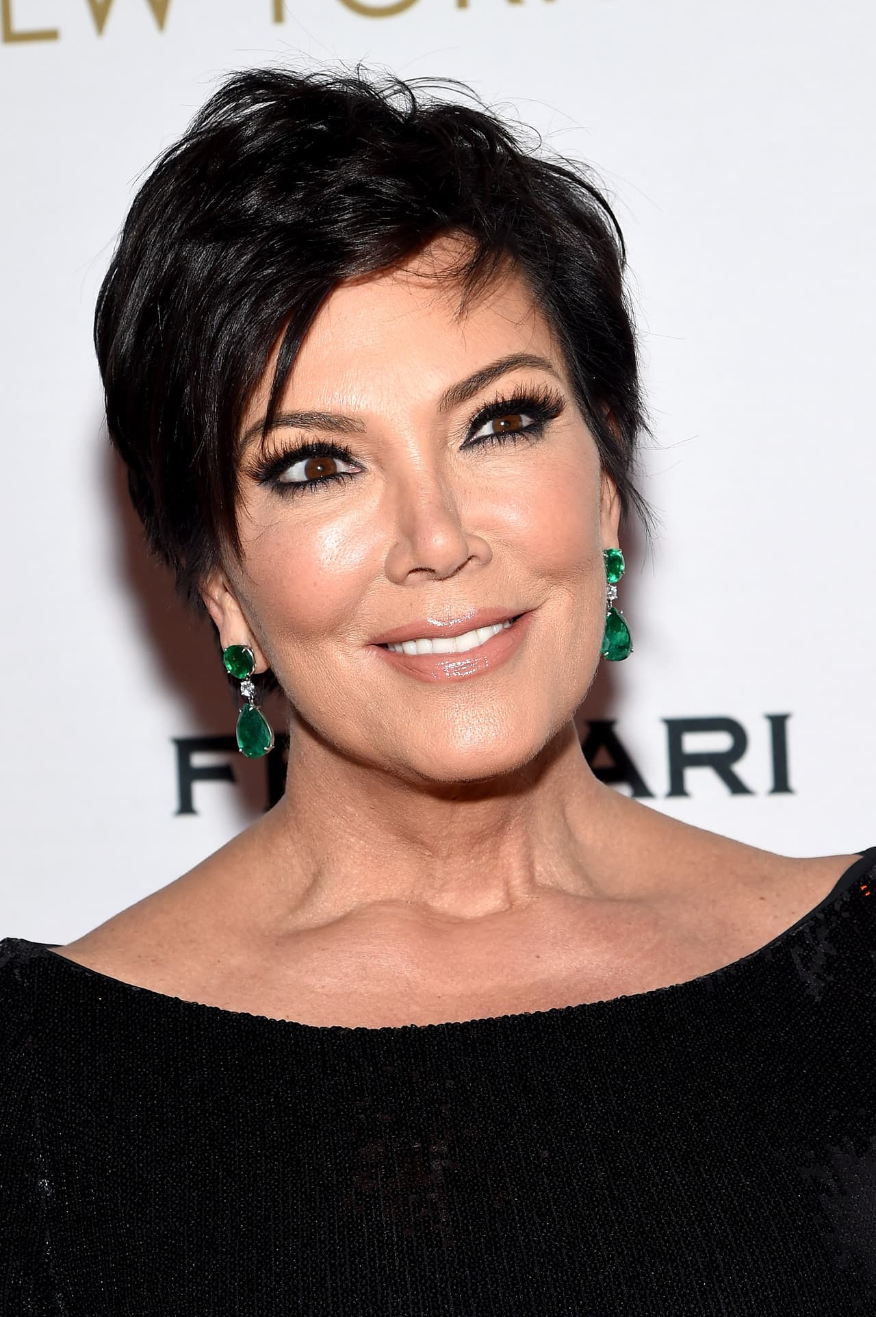 "Soy como una 'girl scout' (niña exploradora).
<b> <a href="https://www.univision.com/famosos/no-falta-el-cafe-ni-la-vodka-kris-jenner-revela-su-rutina-para-enfrentar-cada-dia-fotos" target="_blank">Soy la persona más preparada</a></b> para el terremoto que jamás conocerías", dijo Jenner en una entrevista para el canal de YouTube
<b><a href="https://www.youtube.com/watch?v=2loPl0c6h6Q" target="_blank">'As it lays'</a></b>, conducido por Alex Israel.