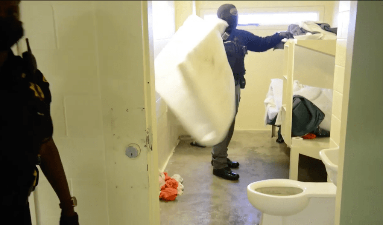 Descubren decenas de artículos de contrabando en una redada en la cárcel del condado DeKalb