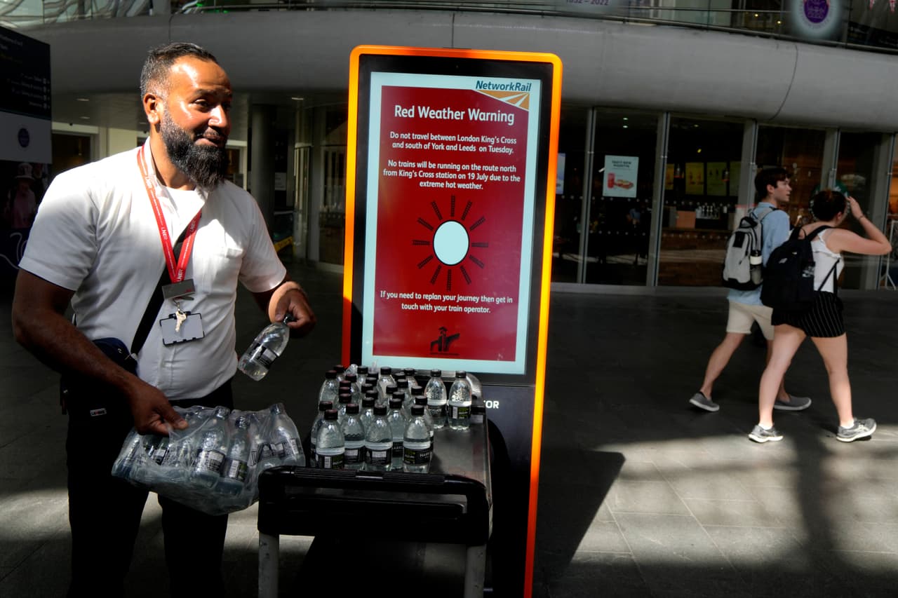 Un trabajador de transporte entrega botellas de agua en King's Cross, en Londres. Antes del martes, la temperatura más alta registrada en Gran Bretaña fue de 38.7º C (101.7º F), establecida en 2019. Durante este día, 29 lugares en el Reino Unido habían batido el récord.