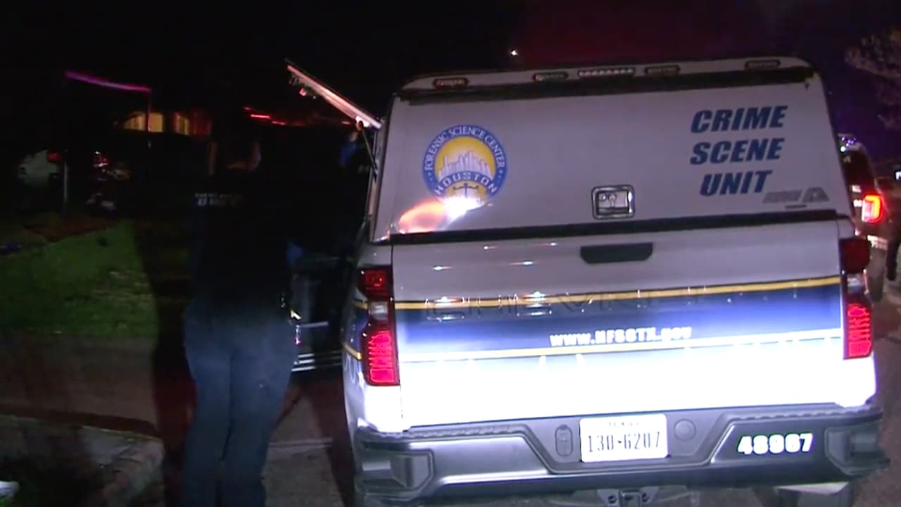 Los hechos ocurrieron en la cuadra
<b><a href="https://www.google.com/maps/place/7800+Moline+St,+Houston,+TX+77087/data=!4m2!3m1!1s0x864096276147afc9:0xc10a6a5676eb9e?sa=X&ved=2ahUKEwjFvYiQlffzAhUal2oFHWDwABQQ8gF6BAgIEAE" target="_blank">7800 de la calle Moline </a></b>alrededor de la medianoche.