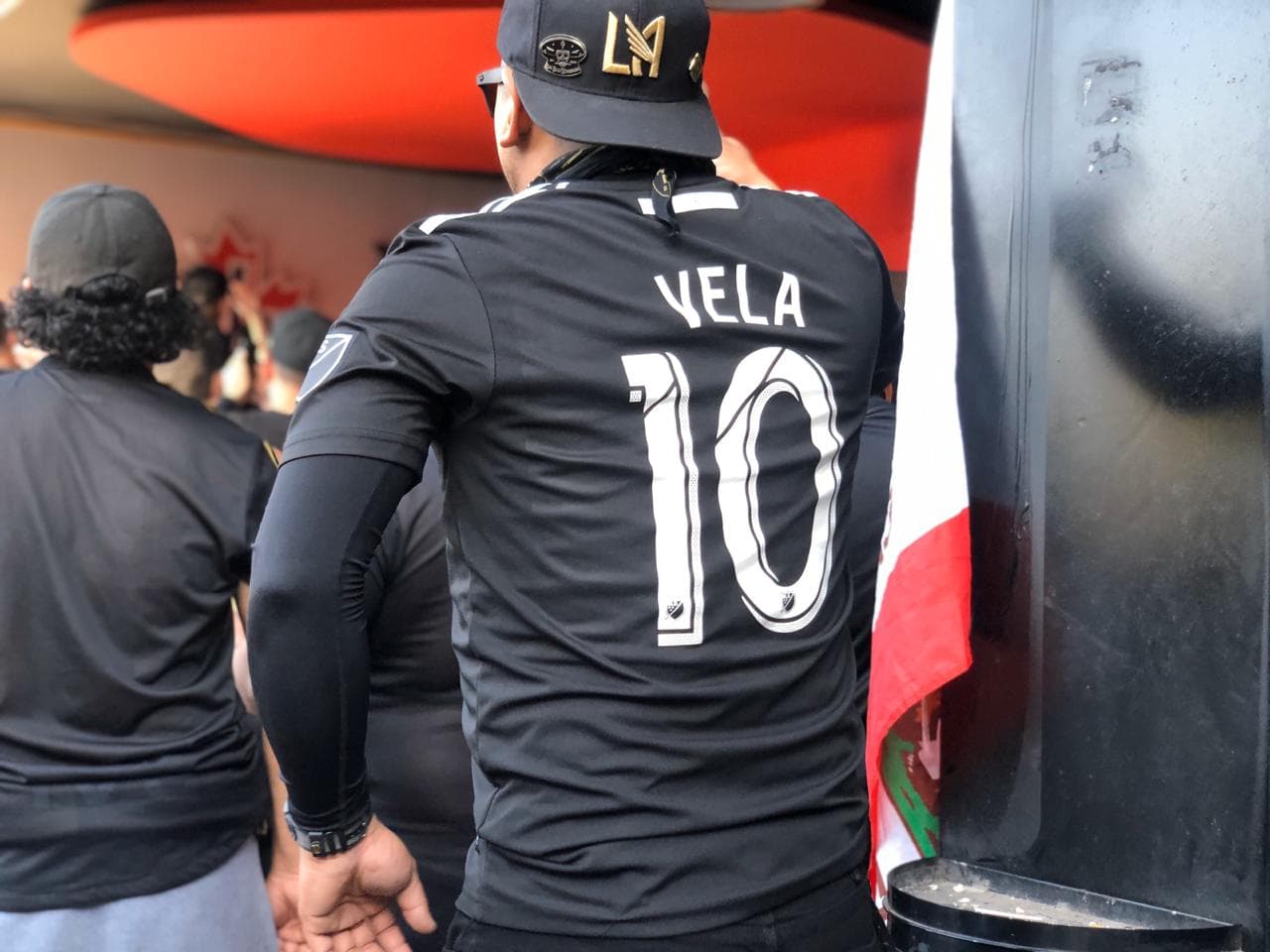 Muy prendida y animada la afición angelina, poniendo el color en León para alentar al LAFC.