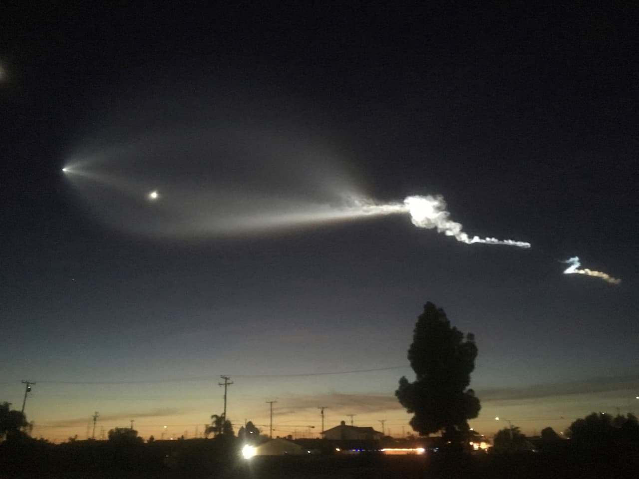 En esta foto muestra la estela del cohete Falcon 9 desde Long Beach, California, a más de 100 millas al sureste de su sitio de lanzamiento Base Aérea Vandenberg, California, el viernes 22 de diciembre de 2017.