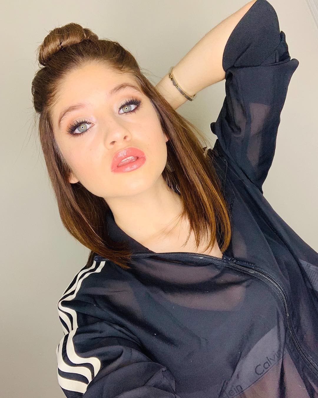 Y es que Karol tiene compromisos laborales que le impiden socializar: "Mi vida es un poco complicada. Mi vida no es que me levanto y voy a la escuela. Ni tengo todo el tiempo libre para estudiar. En realidad mi vida es trabajo todo el tiempo".