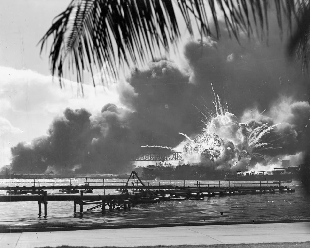 Instante en el que explota una de las bombas japonesas sobre la bahía de Pearl Harbor.