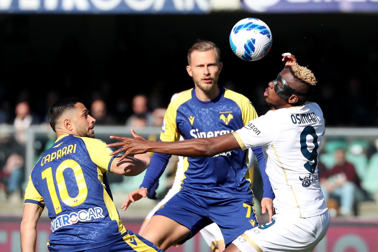 En un duelo donde el mexicano 'Chucky' Lozano jugó 63 minutos y tuvo un papel discreto, el nigeriano Victor Osimhen marcó los dos goles del Napoli, que valieron el triunfo ante Hellas Verona.