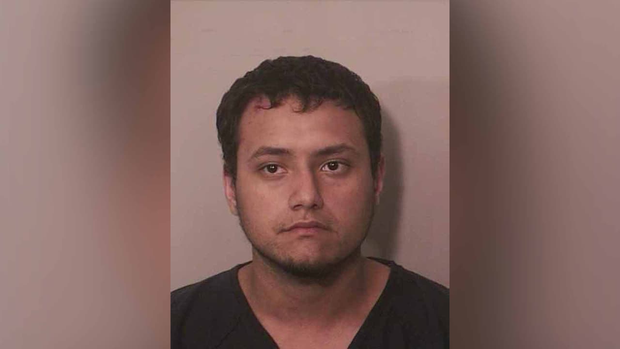 Isauro Zamora-Acevedo. Las autoridades lo buscan por agresión contra un miembro de su familia y cuenta con historial delictivo por robo, conducir bajo la influencia del alcohol y posesión de marihuana.