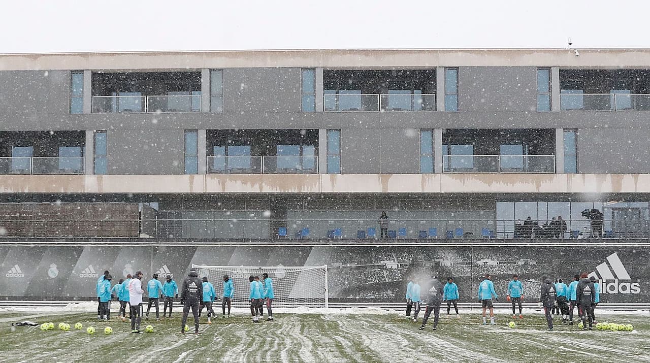 El Real Madrid preparó su próximo duelo contra Osasuna entrenando en la Ciudad Real Madrid bajo una tremenda nevada.