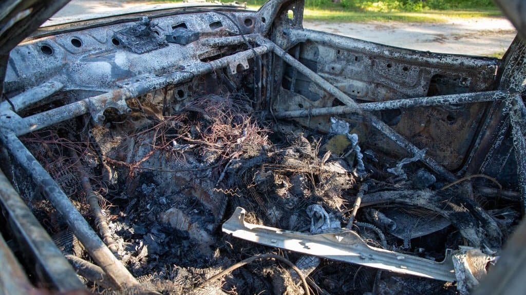 Dentro de la cabina se observan cables quemados y estructuras deformadas.