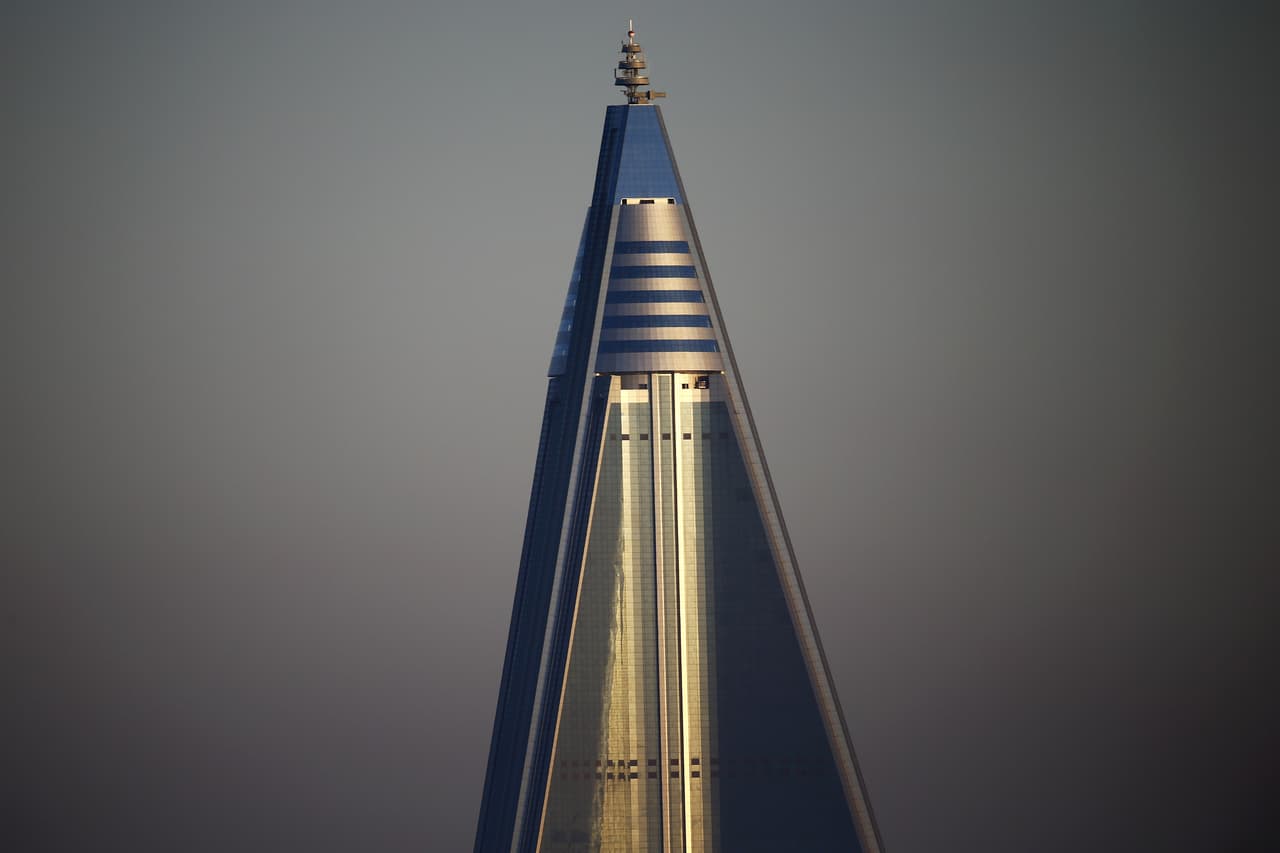 <b>El hotel Ryugyong. </b>Esta construcción de 105 pisos y 1080 pies (330 metros) de altura es el edificio más alto de Corea del Norte y se destaca en el paisaje de Pyongyang. Su edificación comenzó en 1987 pero se detuvo varias veces hasta culminar en 2011. Aún no ha sido inaugurado.