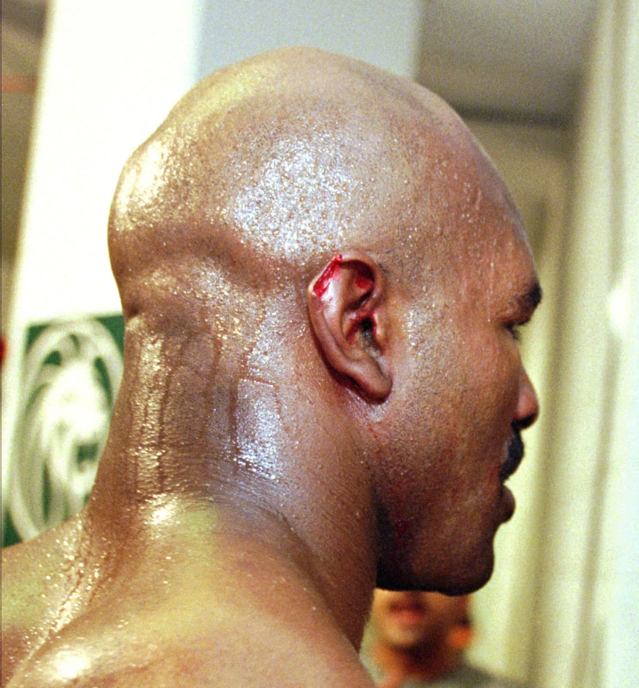 El combate entre Mike Tyson y Evander Holyfield será recordaron por el mordisco que le quitó un pedazo de oreja a Holyfield. Una vez cayó al suelo, un empleado del MGM Arena la recogió y la puso en un guante de latex. Nunca más apareció.