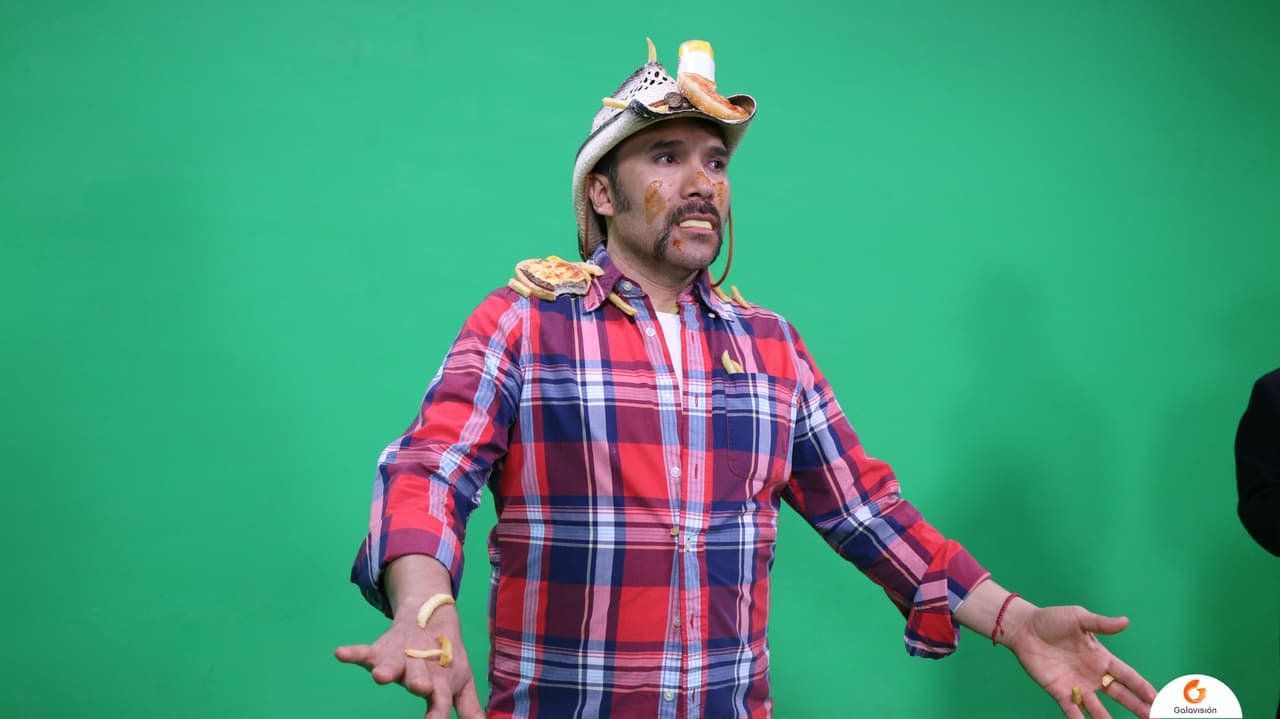 ¡Luis Manuel tuvo comida en su rostro por más de 5 minutos!