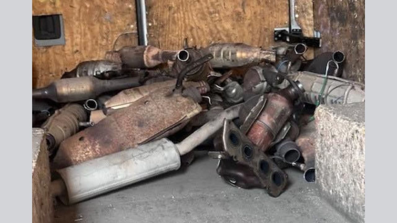 "Esta investigación permanece activa y se anticipa que haya arrestos adicionales", dijo un vocero de la Policía.
<br>
<br>Autoridades revelaron que regularmente cuesta unos mil 500 o 2 mil dólares reemplazar un convertidor catalítico.