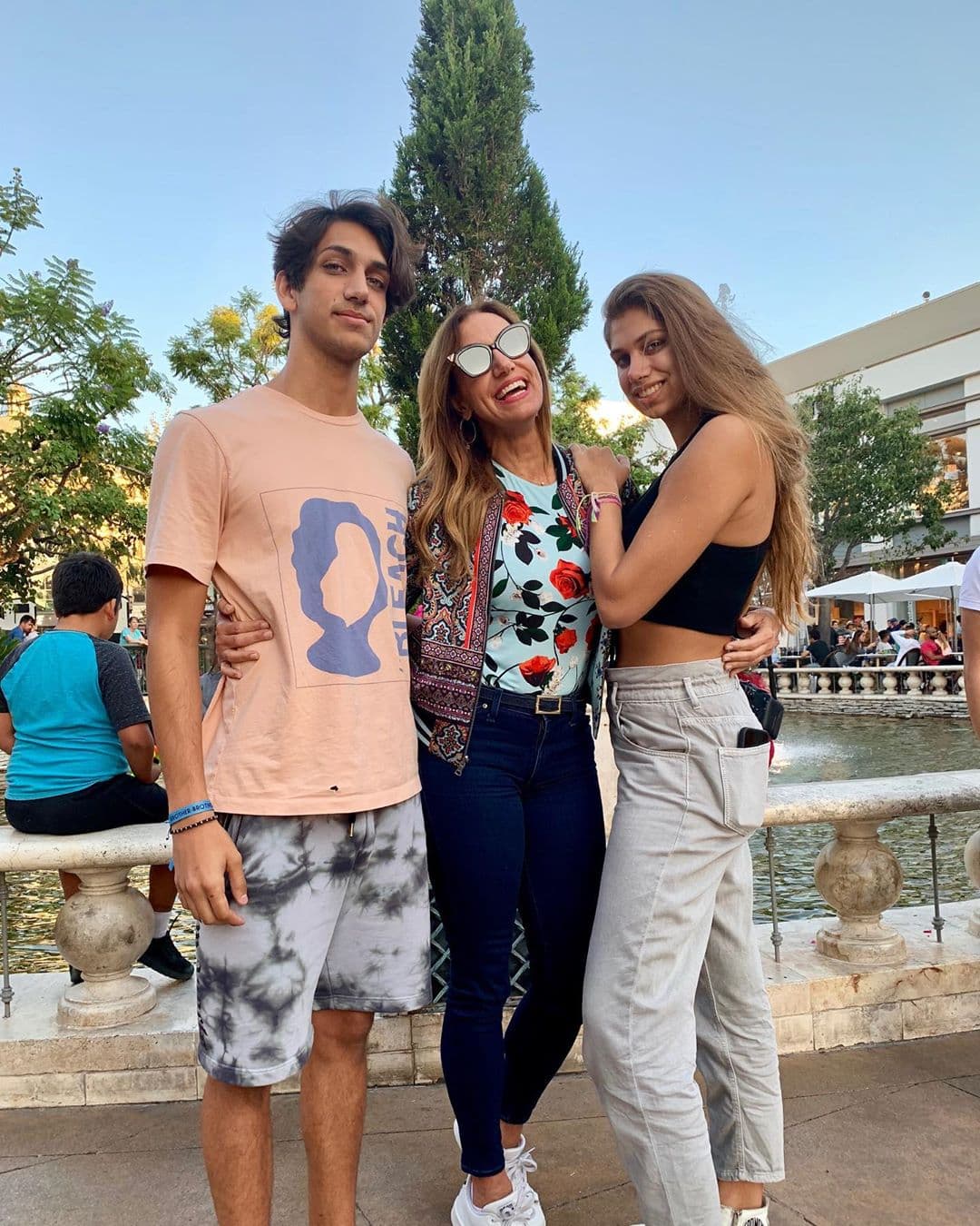 La Flaca ha demostrado que el amor que siente por sus hijos puede
<b><a href="https://www.univision.com/shows/el-gordo-y-la-flaca/lili-estefan-los-trajo-al-mundo-y-el-amor-los-unio-ahora-lina-y-lorenzo-enfrentan-la-prueba-de-la-separacion-fotos">superar la distancia</a></b>.