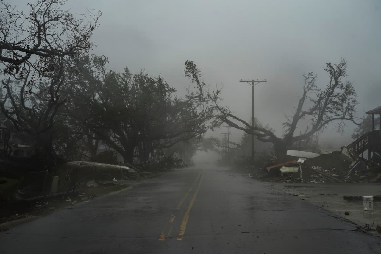 Los cortes de energía en Louisiana y la vecina Texas
<b>han afectado a 330,000 hogares y negocios este viernes poco después de que la tormenta llegara a tierra,</b> según el sitio web de seguimiento
<a href="https://poweroutage.us/" target="_blank">PowerOutage.us. </a>Delta se encontró con muchos paisajes todavía en ruinas debido al impacto de Laura, en lo que ha sido una temporada de huracanes caótica que no ha dado respiro en la región.
<br>
