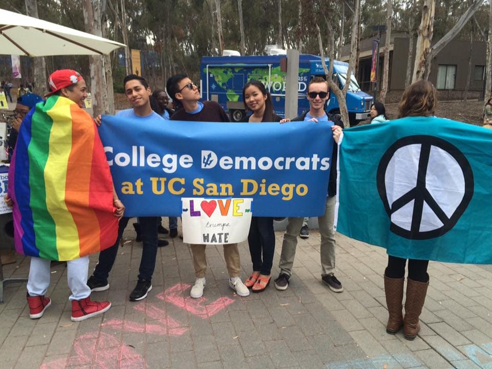 Estudiantes respondieron con la etiqueta #LoveTrumpsHate.