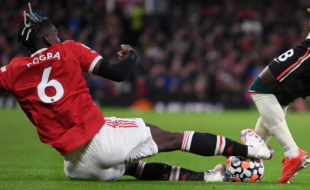 Manchester United sufre dolorosa derrota en Old Trafford ante el Liverpool, quien goleó 5-0 durante la J9. Nabi Keita (5'), Diogo Jota (13') y Mohamed Salah con hat-trick (38', 45+5' y 50') se encargaron de las anotaciones ante los locales; Cristiano Ronaldo no pudo anotar en esta ocasión.