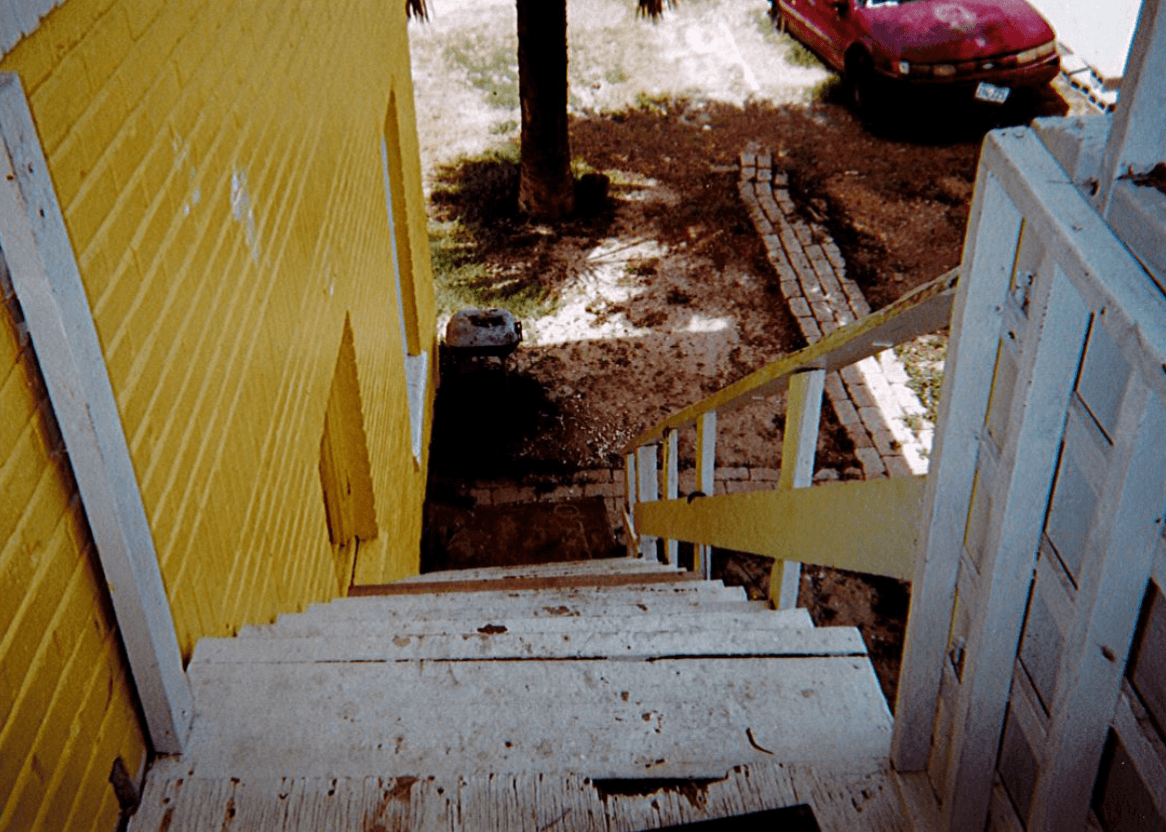 Esta es la escalera por la que cayó Mariah el 15 de febrero de 2007.