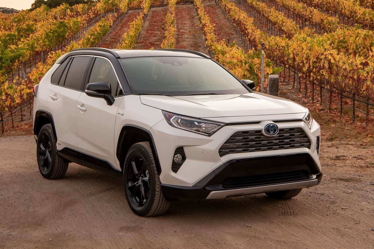 <h3 class="cms-H3-H3"><b>6. Toyota RAV4 Hybrid</b></h3>
<br>
<br>
<b>Diferencial porcentual de precio sobre modelo de un año de uso: </b>7.8%
<br>
<br>
<b>Diferencial de precio en dólares sobre modelo de un año de uso:</b> $2,808