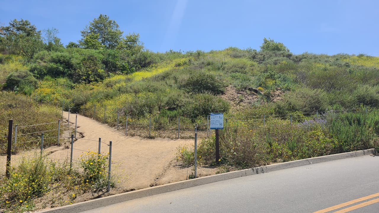 Las personas pueden usar el transporte público hasta el parque Kenneth Hahn y desde allí es posible tomar el sendero ya sea caminando o en bicicleta.
