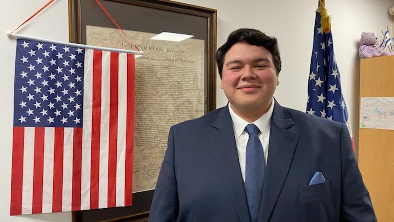 Activista hispano de 23 años ocupa puesto en la Cámara de Representantes de Illinois