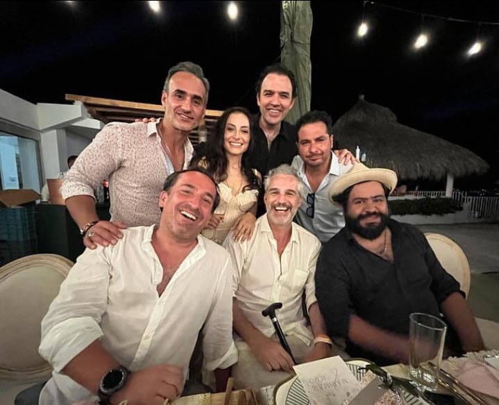 En una de esas imágenes aparece Juan Pablo Medina sentado junto a el comediante Mauricio Barrientos, el productor Fernando Rovzar, la novia Marimar Vega y otros invitados.
<br>