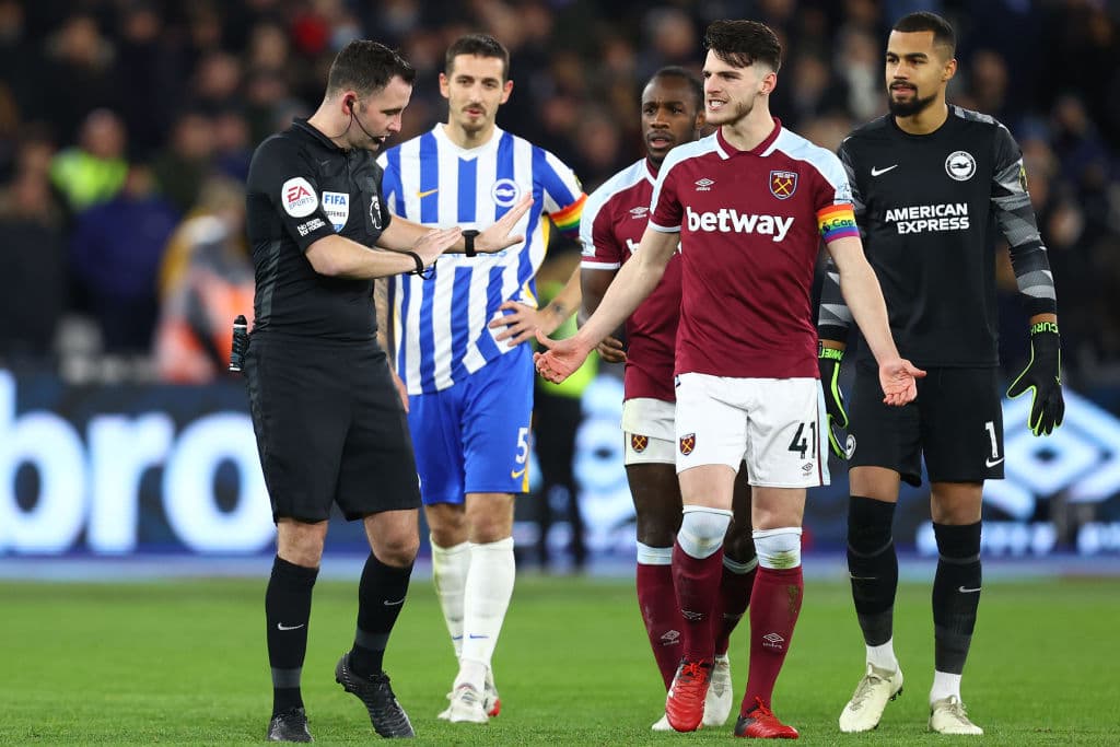 West Ham empata 1-1 con Brighton and Hove Albion durante la fecha 14 en la Premier League. Tomas Soucek abrió el marcador al minuto 5' a favor de los Hammers, pero Neal Maupay se encargó de igualar el encuentro.