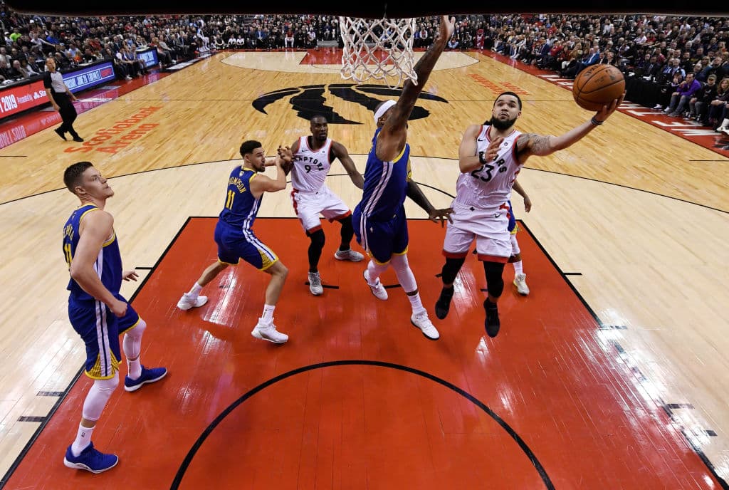 Debido a los problemas de faltas personales de Kyle Lowry, Fred VanVleet (23) consumió varios minutos del cuarto periodo y fue el mejor suplente para los canadienses.