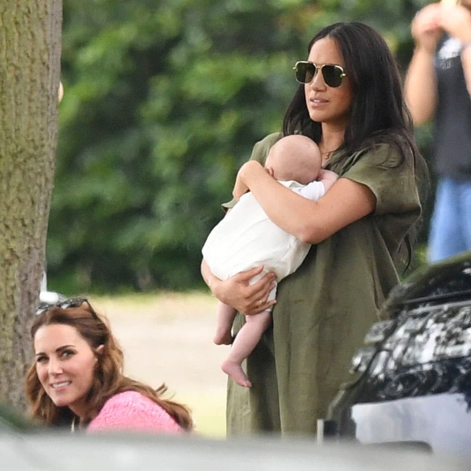 Meghan pasó la mayor parte del juego junto a Kate, que estaba ocupada tratando de mantener entretenidos a sus tres hijos.
