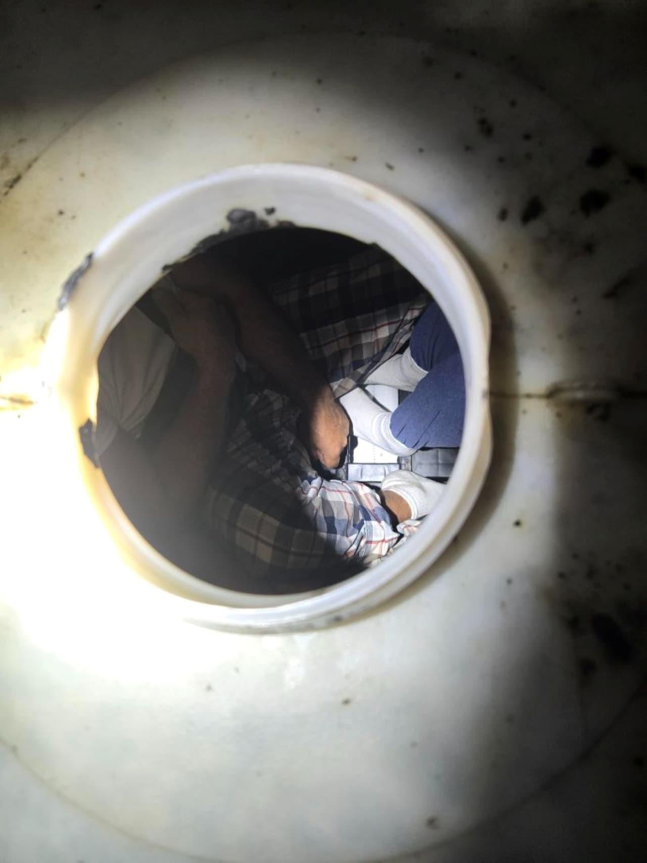 Tanque de agua con cuatro migrantes dentro.