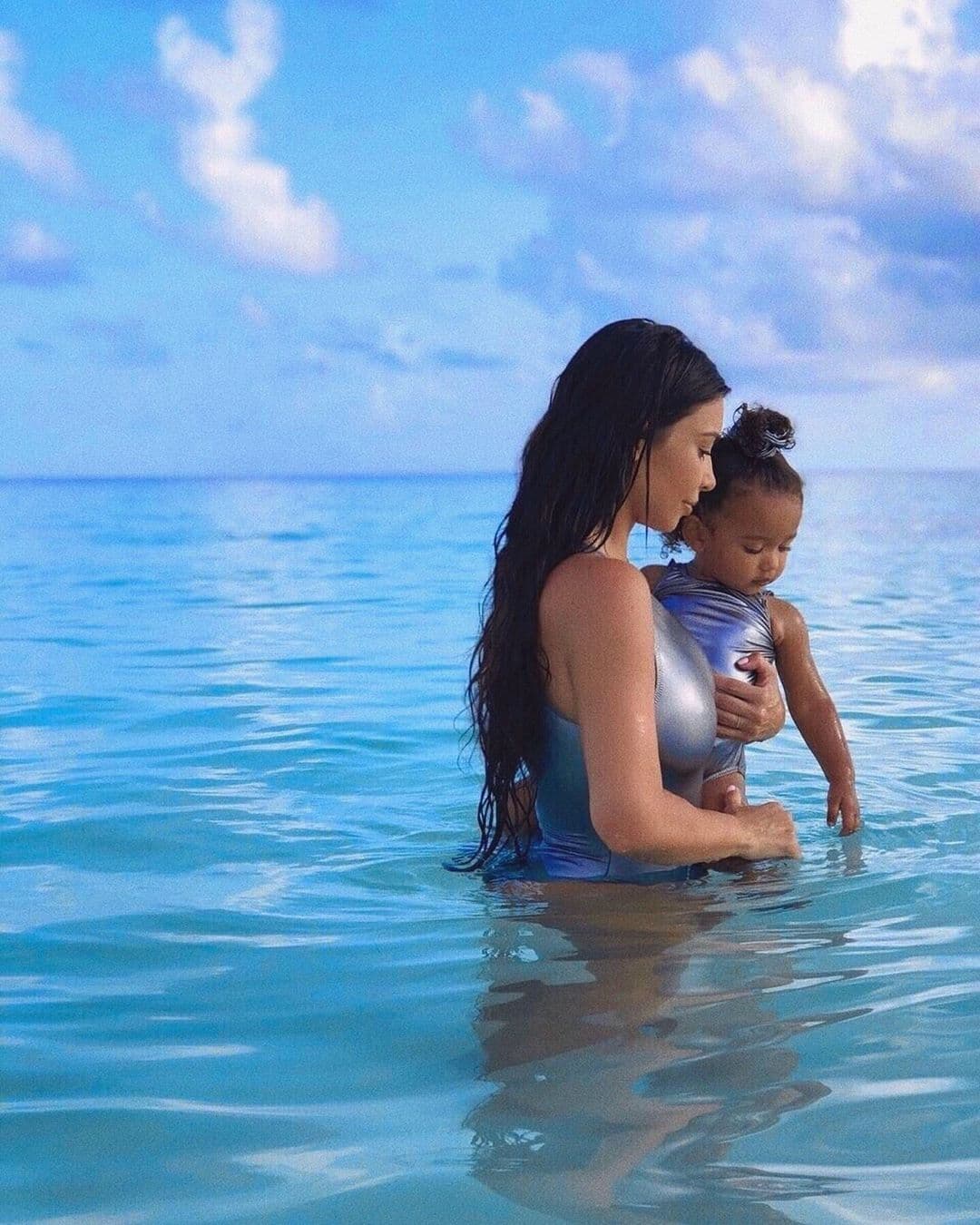 La decisión de Kardashian y West por acudir a este método de maternidad fue porque tuvo
<b>complicaciones con sus dos embarazos</b>.