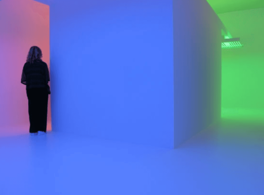 La muestra "Suprasensorial: Experiments in Light, Color, and Space" es exhibió en 2012 en el Hirshhorn Museum de Washington.