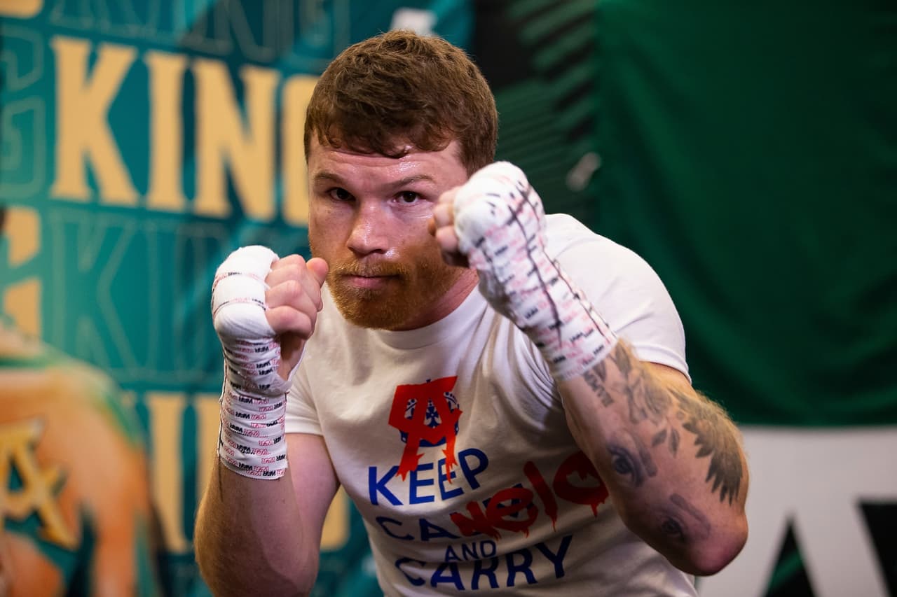 Saúl 'Canelo' Álvarez le dio una tunda al peleador británico, le cerró por completo un ojo y provocó que ya no saliera al noveno round después del castigo que recibió en 8 asaltos dominados por el mexicano.