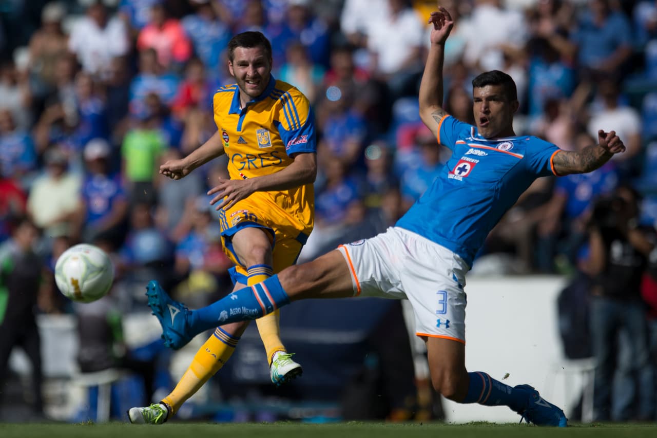 El 'Maza' pasó a Cruz Azul en 2014 pero tras una lesión y diferencias con el DT Tomas Boy perdió su puesto titular. El defensa aseguró que se quedó en el equipo por petición de Paco Jémez y que ahora lucha por ser de nuevo inicialista.