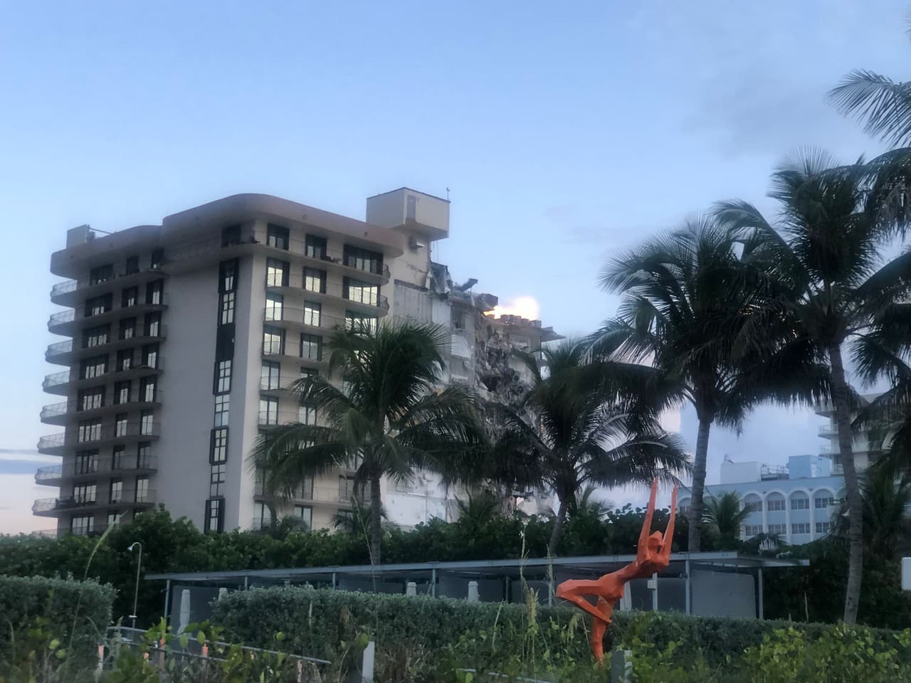 El otro lado del edificio que no fue afectado en su totalidad fue evacuado apenas ocurrió el incidente.