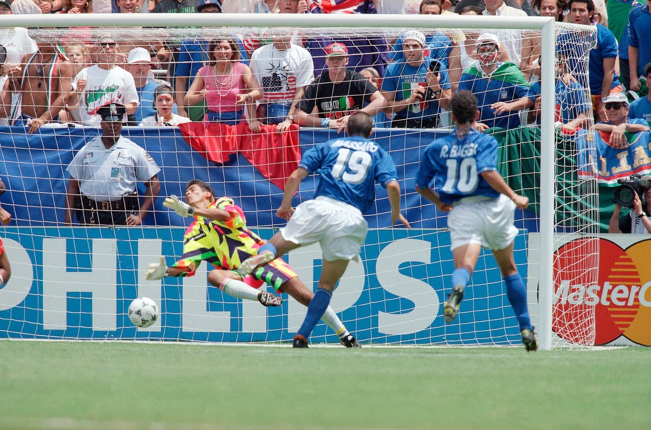 El portero mexicano Jorge Campos disputando un partido el 28 de junio de 1994 (AP Photo/Doug Mills)
