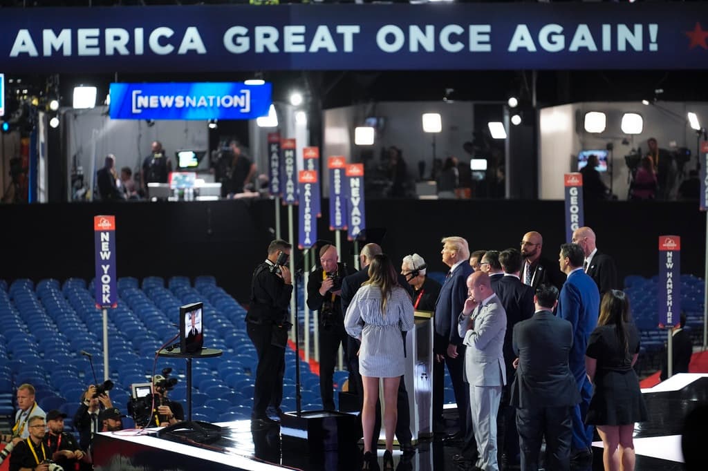 Donald Trump revisa el escenario de la Convención Republicana antes de su discurso el jueves.