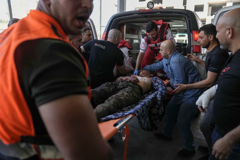 Un palestino herido durante la incursión israelí en Yenín, en Cisjordania ocupada.